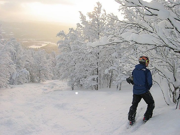 Urban färgar snön gul i vita Kittelfjäll. Photo: Janne Storfält. Rider: Urban Thylin.