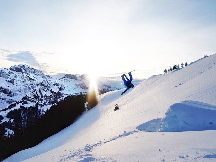 Efter lite skråande (skiers right) från knappen,. Photo: Ludwig Kolmberger. Rider: Alfred Bolsöy.