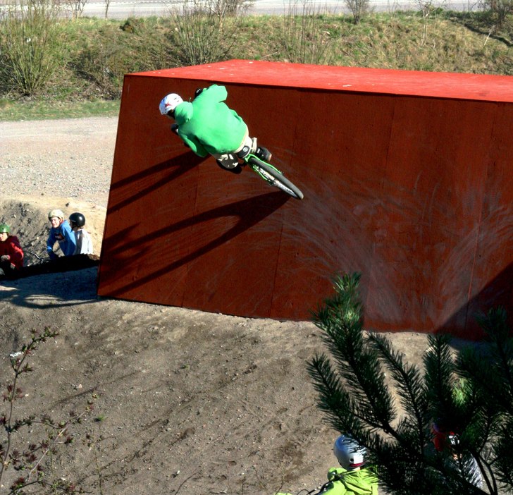 Johan kör en hög Wallride!. Photo: Benjamin Johansson. Rider: Johan Strömstedt.