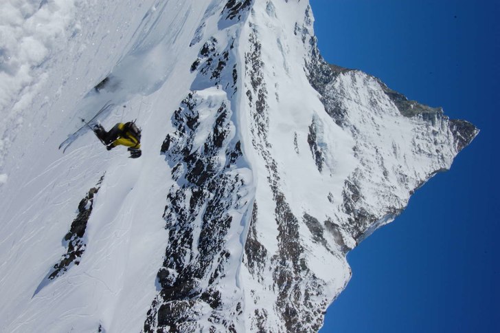 Drop på ett par meter med ett välbekant berg i b. Photo: Yvonne. Rider: Magnus Gustavsson.