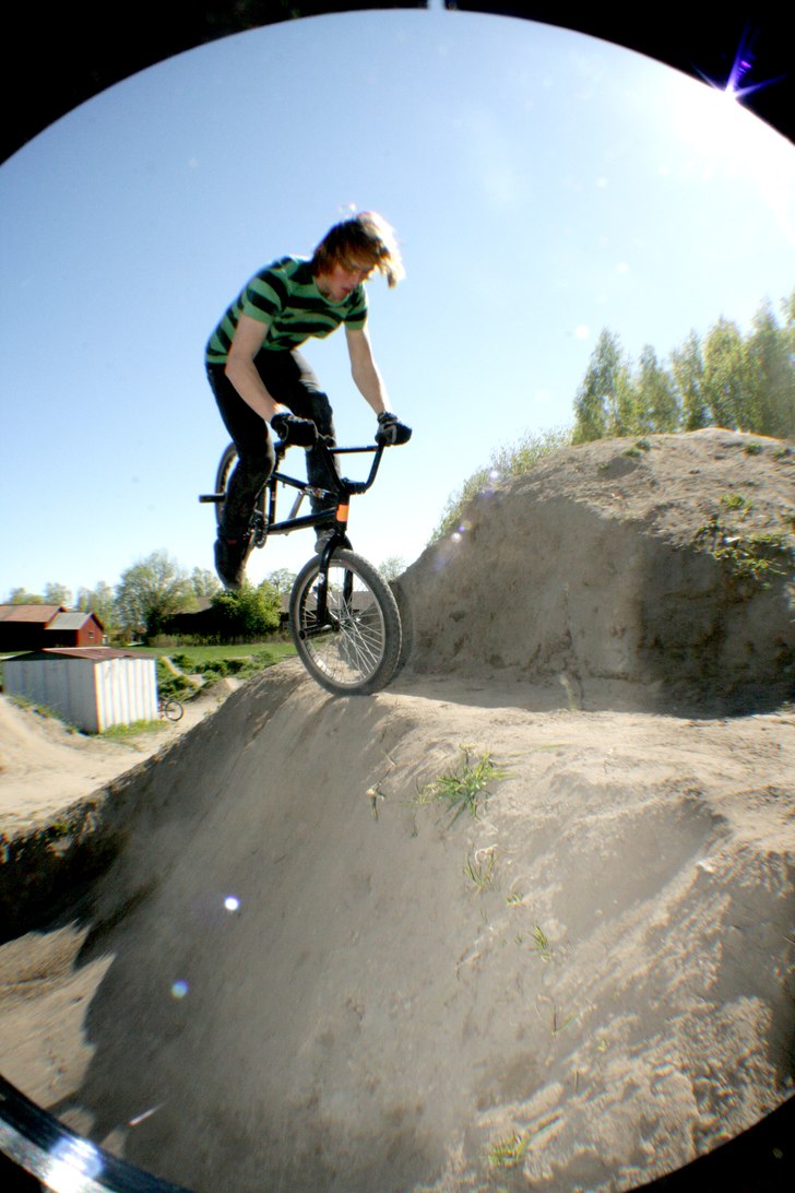 footjam nosepick. Photo: Pontus Jonsson. Rider: Henrik Westlund.
