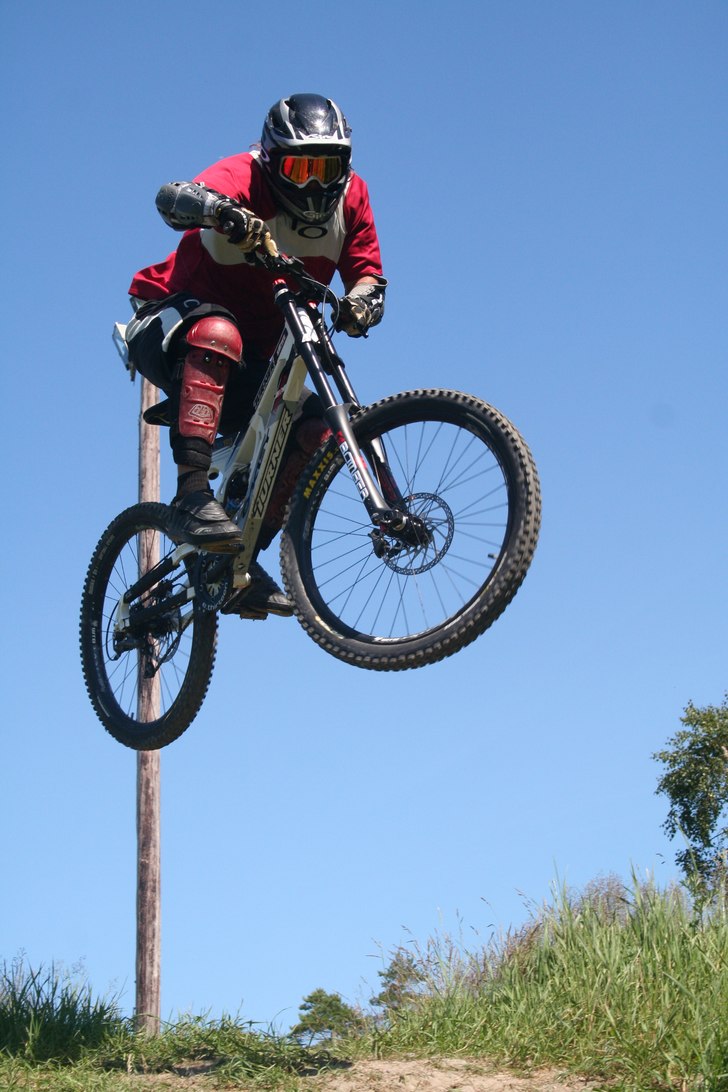 Ludde tar fart, tweakar och vinklar ner hojjen i b. Photo: Linus Hougland. Rider: Ludvig "Ludde" Roos.