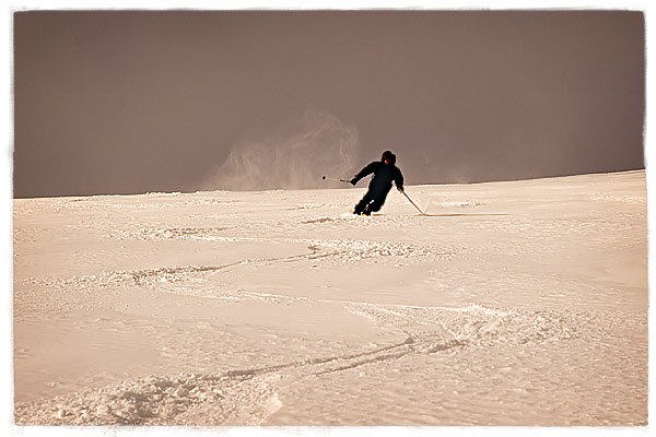 Lungt glid nerför geten.. Photo: Oscar Aspman. Rider: Linus Aspman.