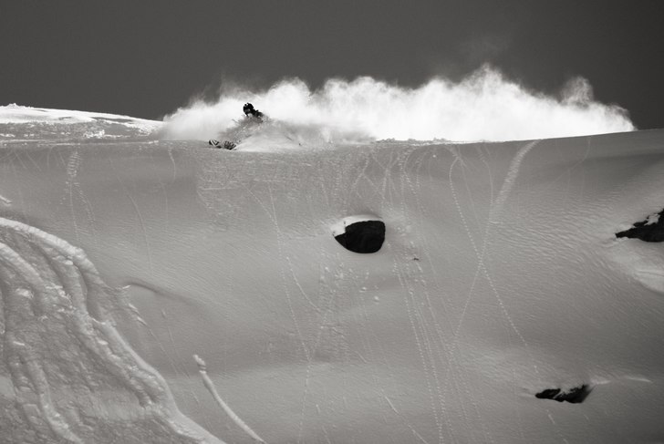 Fin snö på Rothorns framsida. Photo: Robin Ljungqvist. Rider: Adam Jonsson.