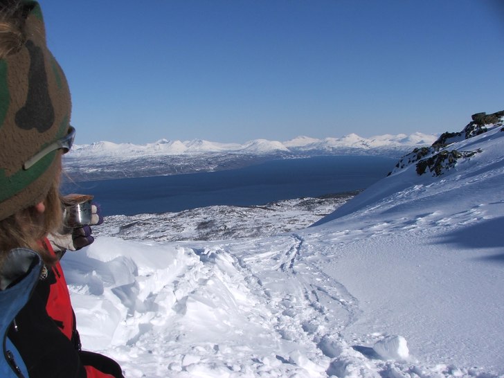 Mycket fin utsikt över fjord och fjäll. Photo: Mårten Lundin. Rider: Andres Fransson, Anna (gäst).