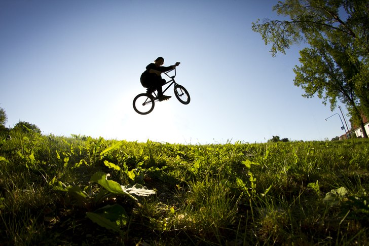 Ville ta en ball motsolsbild med åkaren som silue. Photo: Rasmus Viktorsson. Rider: Filip Kjellberg.