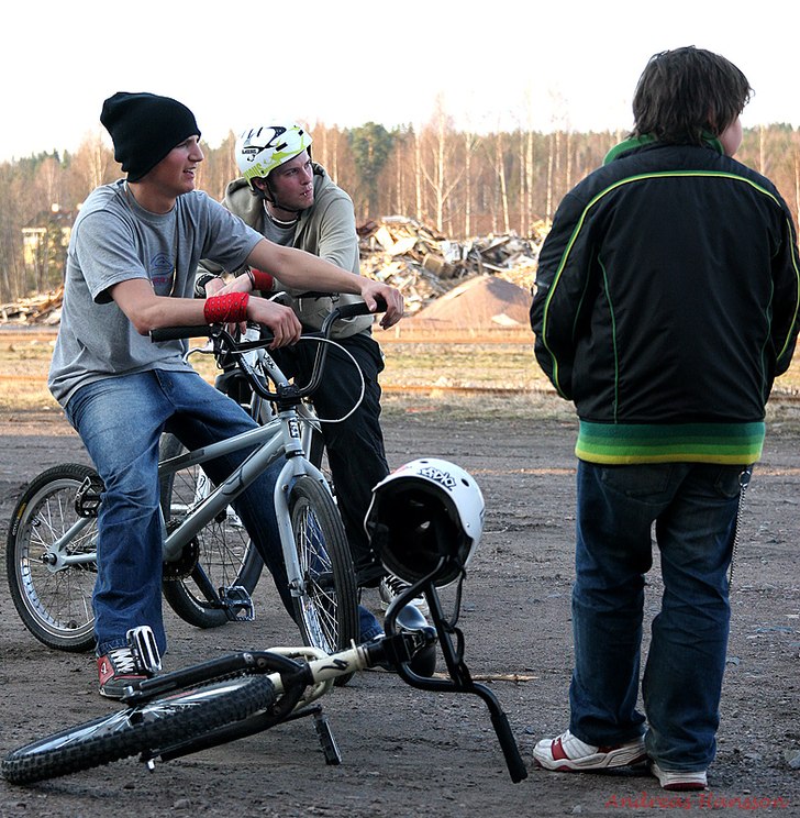 En bild på mig daniel å en kidd som står med ry. Photo: Andreas Hansson. Rider: Johan Lilja.