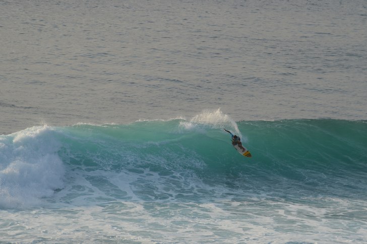 Okänd surfare i Uluwatu.