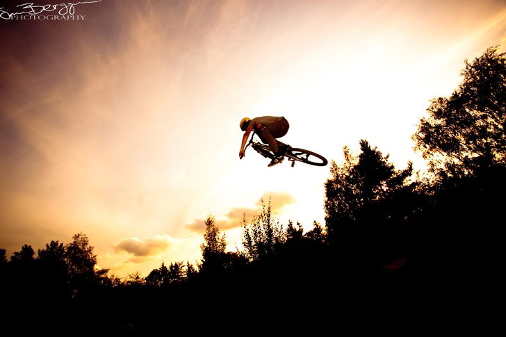 Lenny langer en shoulder buzzad table.. Photo: Simon Berggren. Rider: Lenny Freij.