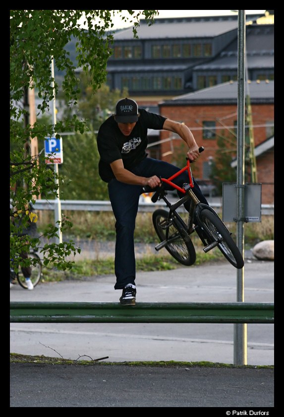 Ragnar stänker ner foten och slänger sig över r. Photo: Patrik Durfors. Rider: Ragnar.