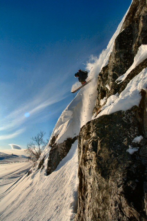 Dropper en liten klippe på Oppdal, med veldig kor. Photo: Ludvig Killingberg. Rider: Ove Nestvold.