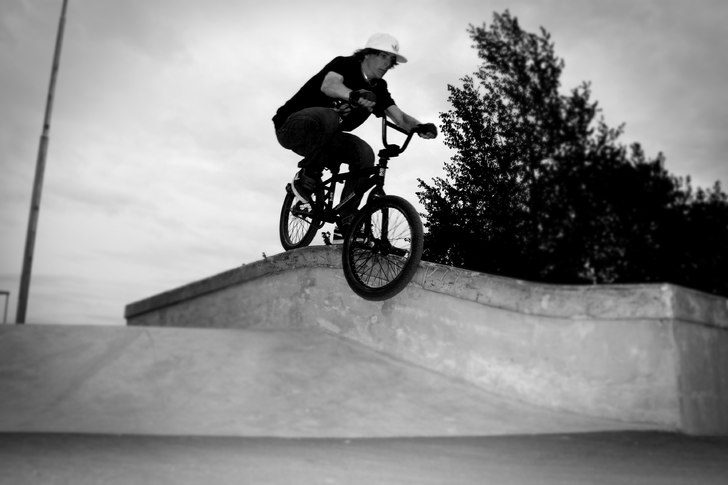 Björn kör en smithgrind(?) nerför betongcurbet . Photo: Joakim Croy. Rider: Bjorn.