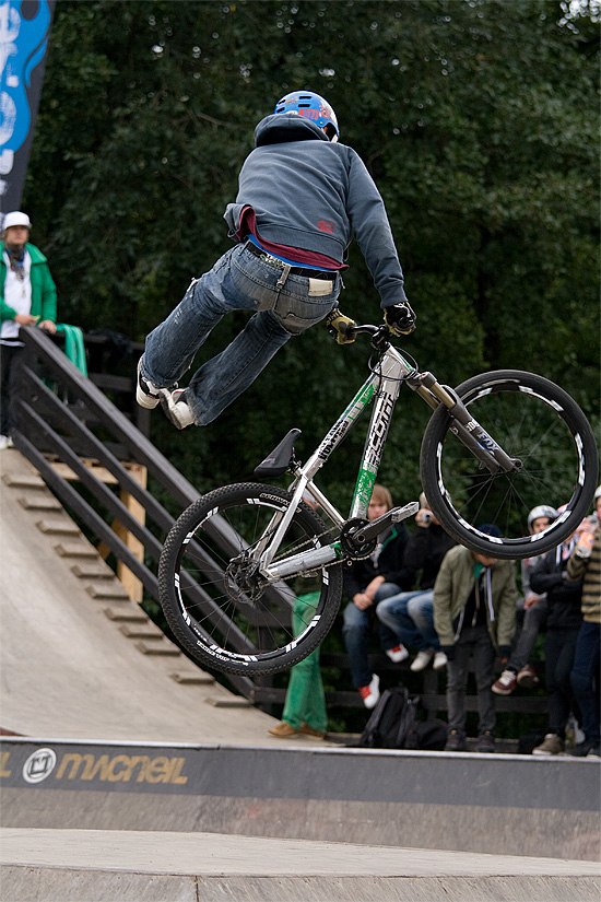 Linus i spinen. Photo: Kenneth Einars. Rider: Linus Sjöholm.