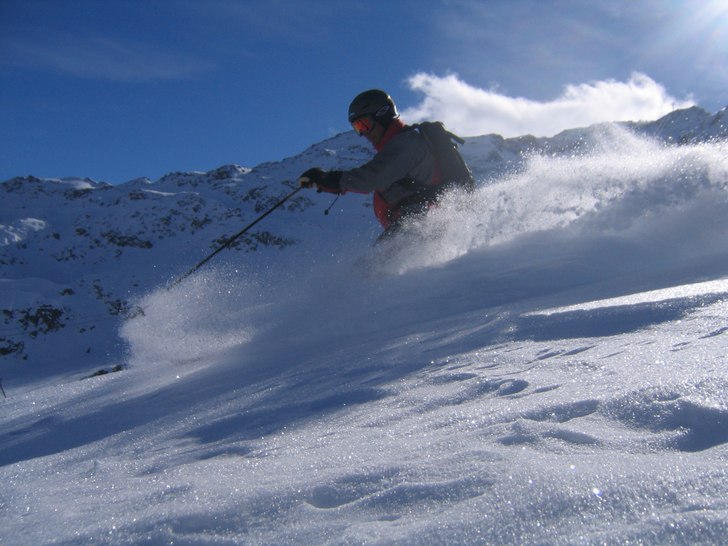 Sköna svängar i motljus 2. Photo: Martin Bengtsson. Rider: Michael Malmros.