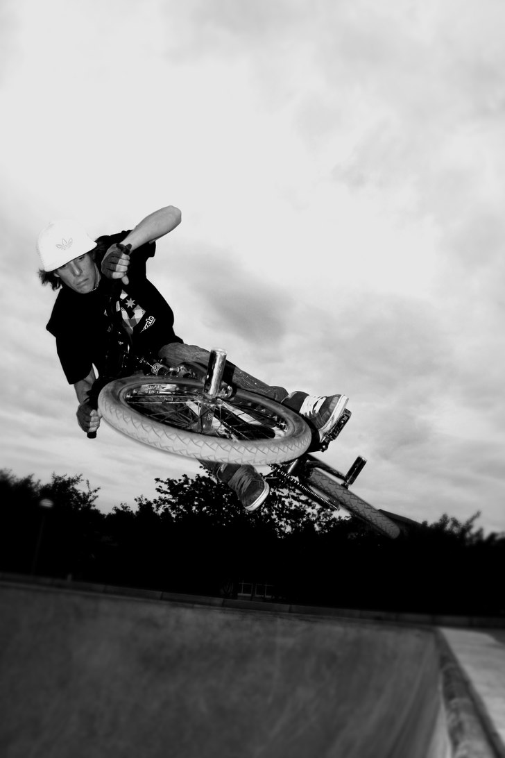 Jag stukade tummen efter en misslyckad nohander, s. Photo: Joakim Croy. Rider: Bjorn.