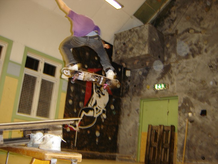 ollie ut =) . Photo: jimmy. Rider: mats johansson.