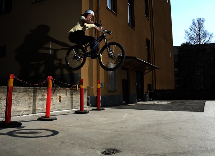 Rycker över en avspärrning. Photo: Johanwennerstrom.se. Rider: Jens Nyström.
