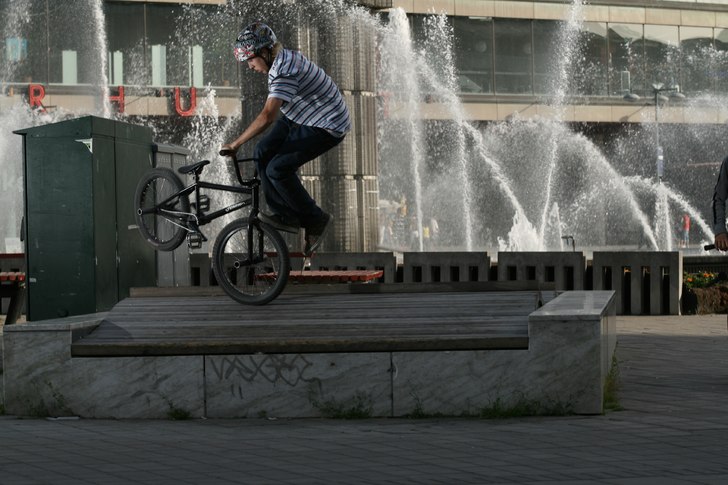 Gurra bunnar upp på en grej och drar en footjam t. Photo: Simon Berggren. Rider: Gustav Bodén.