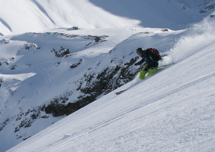 Johan lägger en sväng som gör allt annat än on. Photo: Carl Lannerstad. Rider: Johan Hasslow.