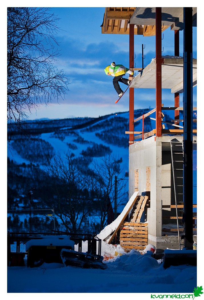 Jag släpper en atom-tailgrab-bomb. Photo: Öystein Kvanneid. Rider: samuel christensson.