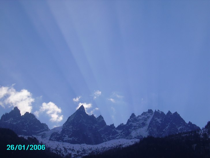 SUNLIGHT STREAMING OVER LES AIGUILLES.. Photo: magnus kastengren.