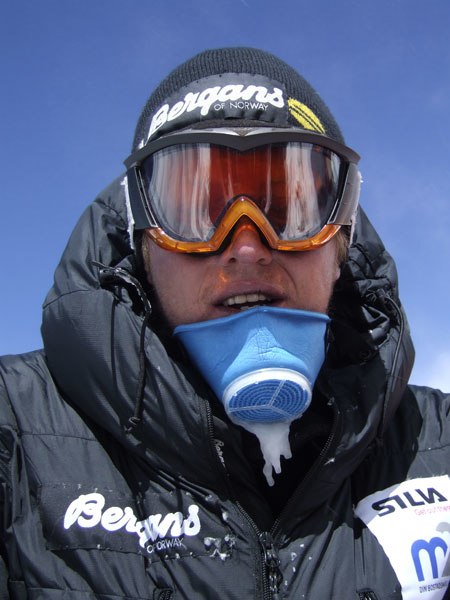 Photo: Fredrik Schenholm. Rider: 3 maj. Tomas med värmeväxlaren som värmer upp inandingsluften. Efter att ha åkt skidor från 7500 meter ner till Nord Colet på 7000 meter var det skönt att komma bort ifrån kylan och blåsten..