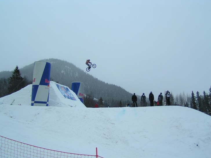Han smoothar faktiskt landningen, sjukt fett flyg.. Photo: Johan Edenteg. Rider: Kyle Strait.