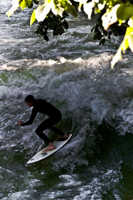 Standing wave in the city centre of Munich. Photo: David Grahn. Rider: unknown.