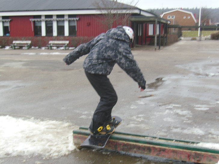 vi skotta snö länge men det va värt det :D. Photo: Niklas Görrel. Rider: Felix Martinsson.