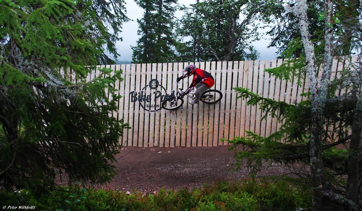 Wallriden i Rodelbanan i Sälens Bike Park. Photo: Peter Withfeldt.