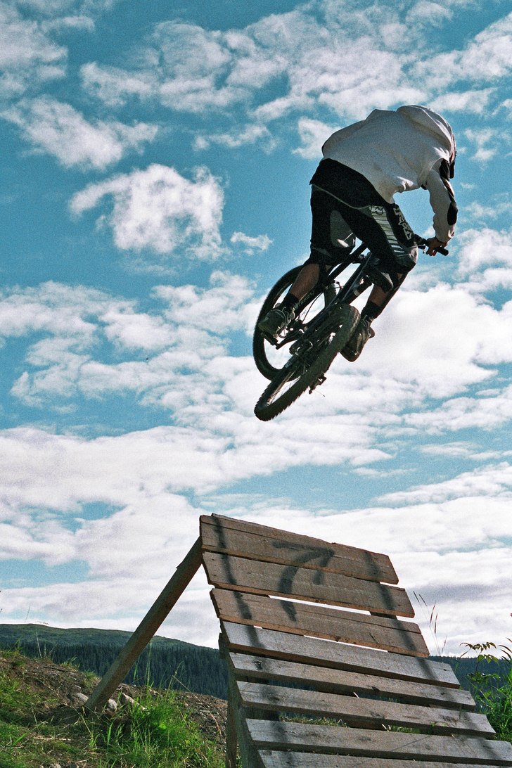 Prinsen laddar dagens sista air. . Photo: Wolf Hörner. Rider: Simon "Prinsen" Cederlidh.