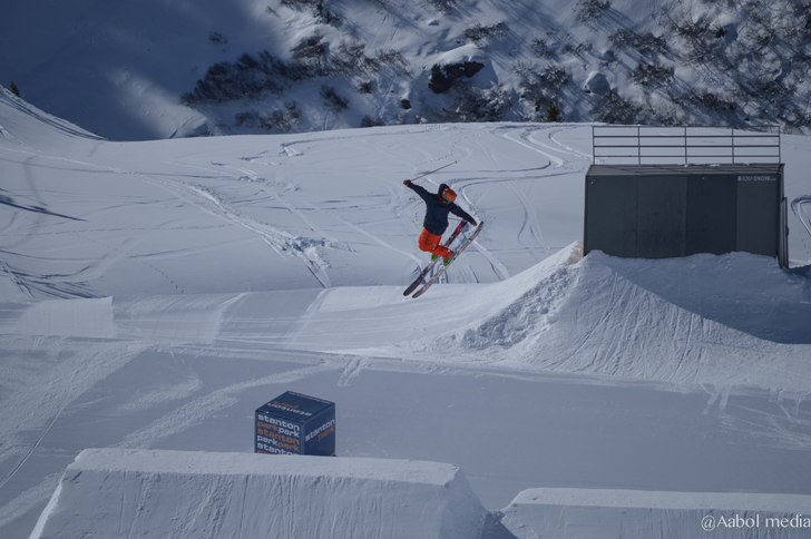 Andreas sätter en stor 360 tailgrab. Photo: Christoffer Aabol. Rider: Andreas Bryngel.