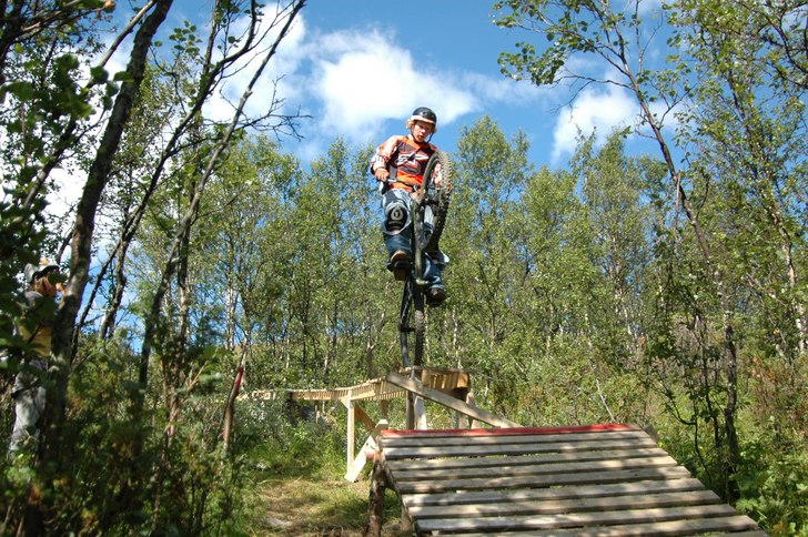 Manual-drop. Photo: Petter Dahl. Rider: Mads andre.