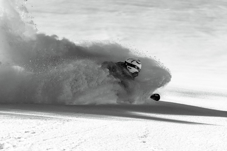 Anja Alme Gardli i fluffigt puder, skiers right om. Photo: Axel Adolfsson. Rider: Anja Alme Gardli.