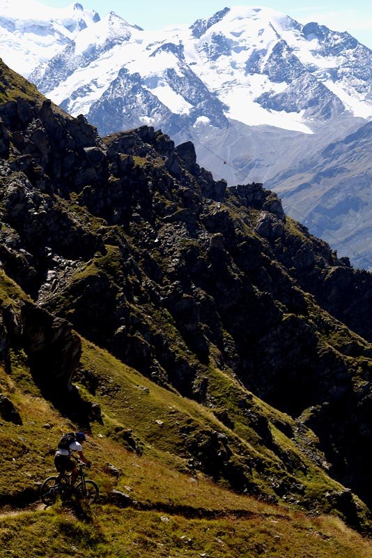 cykling i verbier med gand combin i bakgrunden. Photo: rob h smith. Rider: sunken sr.