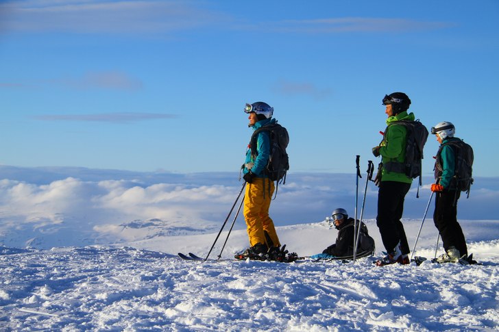 Njuter av utsikten på toppen av Vassitjocka i Apr. Photo: Andreas Bengtsson / Mountain Guide Travel.