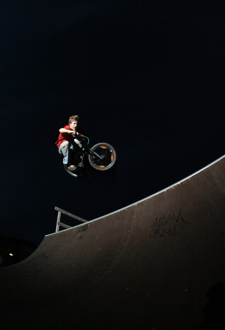 Emil kör några air´s  sent på natten.. Photo: Anton Östlund. Rider: Emil Gybo.