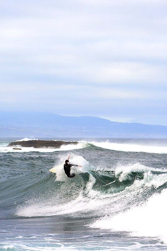 Tidig morgon på det berömda brytet Coxos.. Photo: Fredrik Ludvigsson. Rider: Okänd.