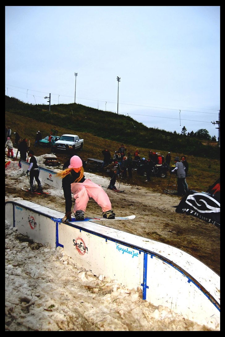 B/S Tail slide "Med en gnutta grab". Photo: Emil Lindström. Rider: Madeleine Eriksson.