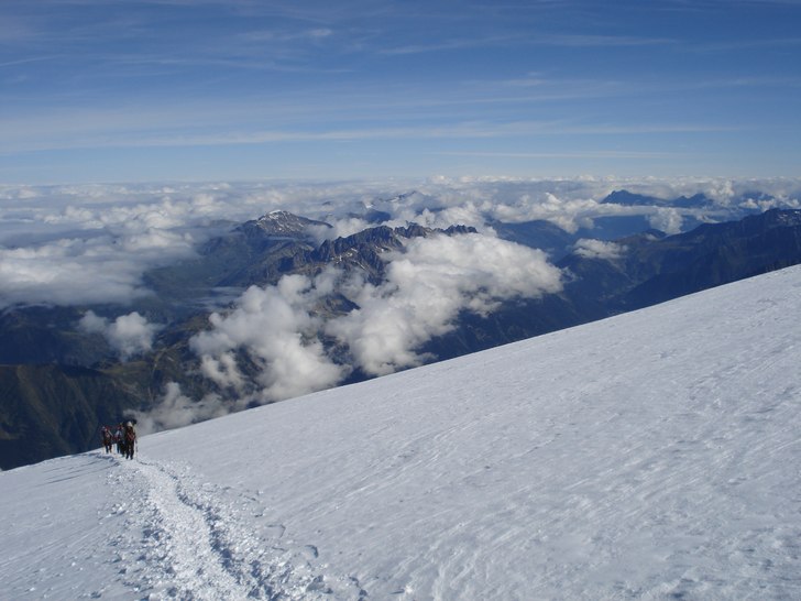 På vägen upp till toppen på Mont Blanc ca 4280m. Photo: Bergsguide - Andreas Bengtsson. Rider: Richard Liv.