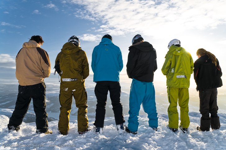 Kisspaus på Åreskutans topp en solig Aprildag!. Photo: Simon Sjörén www.sjoren.se. Rider: Diverse pöjkar....