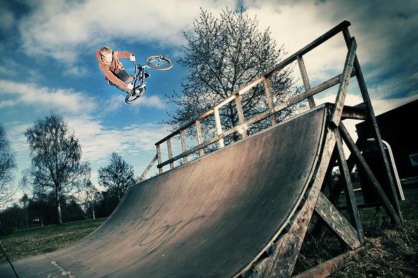 Olle smäller av en fet eurotable.. Photo: Niklas Sundin. Rider: Olle Gunnholt.