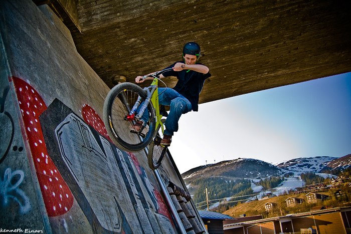 Fotade lite street under Valborgshelgen i Åre. Photo: Kenneth Einars. Rider: Alexander Bäckvall.
