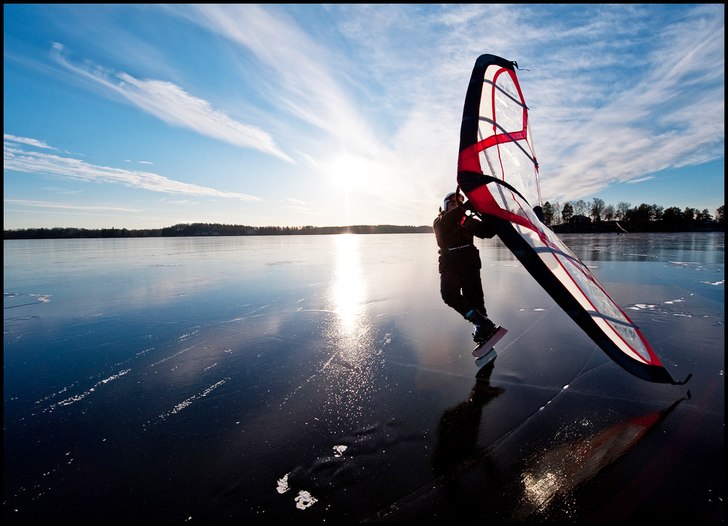 Kitewinge på spegelblank is.
Loggar ca 55km/h n�. Photo: Ulf Lindner. Rider: Lars Wall.