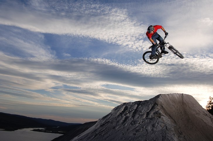 Robin gör en stilren 360 i Åre Bike Park. Jävli. Photo: Mattias Fredriksson. Rider: Robin Wallner.