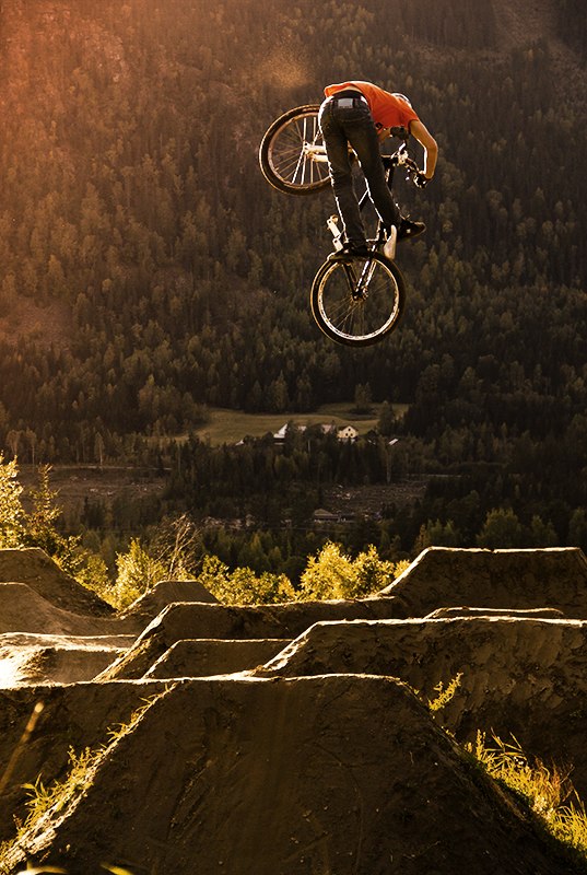 Teo värmer upp med en liten shoulderscrub inför . Photo: Philip Lundman. Rider: Theo Gustavsson.