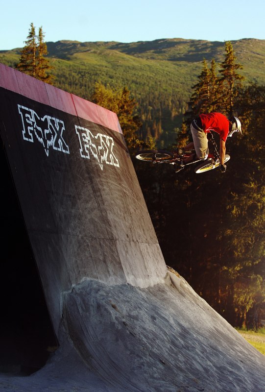 Robin droppar ut stilrent från wallriden i Åre B. Photo: Mattias Fredriksson. Rider: Robin Wallner.