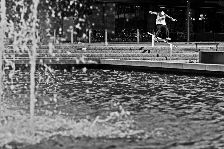 En sån där boardslide på ett sånt där "h. Photo: Jonathan Birkemyr. Rider: Robin Carlson.