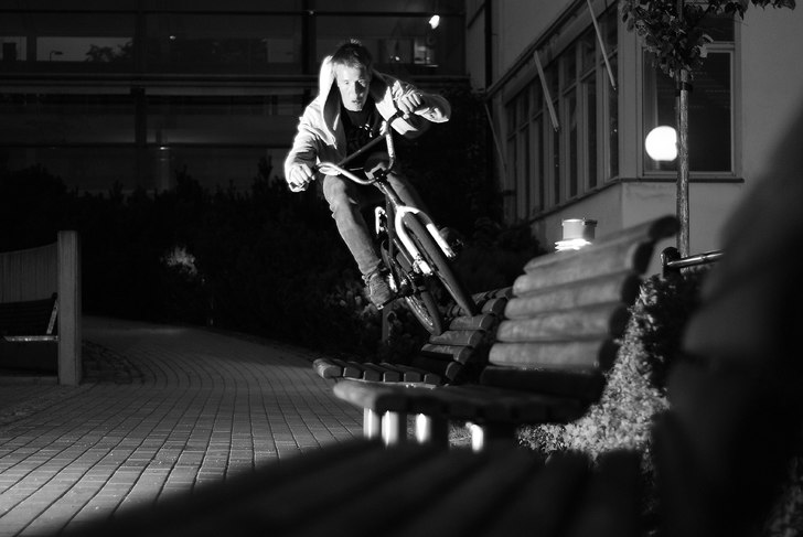 Henrik åker Wallride på en parkbänk i Gävle.. Photo: Simon Lindberg. Rider: Henrik Westlund.