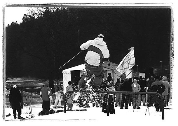 Skidåkare slipar skidorna,
film gubbe filmar och. Rider: D B.